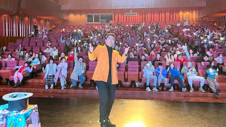 术师邵洋：表演好近景魔术我是认真的开元棋牌app花YOUNG惠州丨魔(图2)