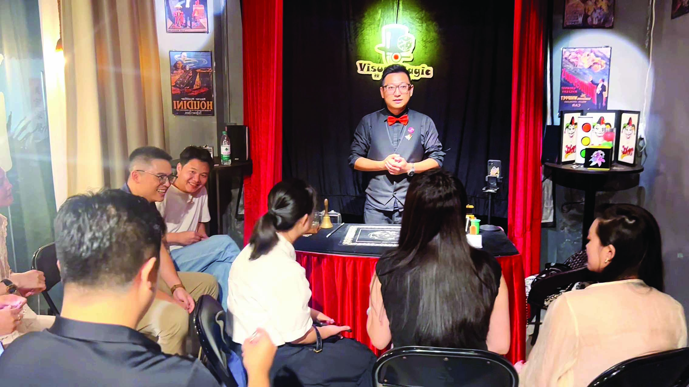 术师邵洋：表演好近景魔术我是认真的开元棋牌app花YOUNG惠州丨魔(图3)